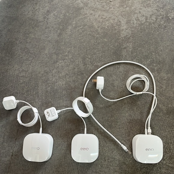 Eero 6 mesh wifi 3-pack - speeds up to 500 Mbps, one router + two extenders - Picture 2 of 13